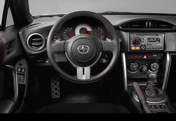 Στο εσωτερικό δεν υπάρχει το start button και οι αεροπορικού τύπου διακόπτες που διαθέτει το Toyota GT 86.